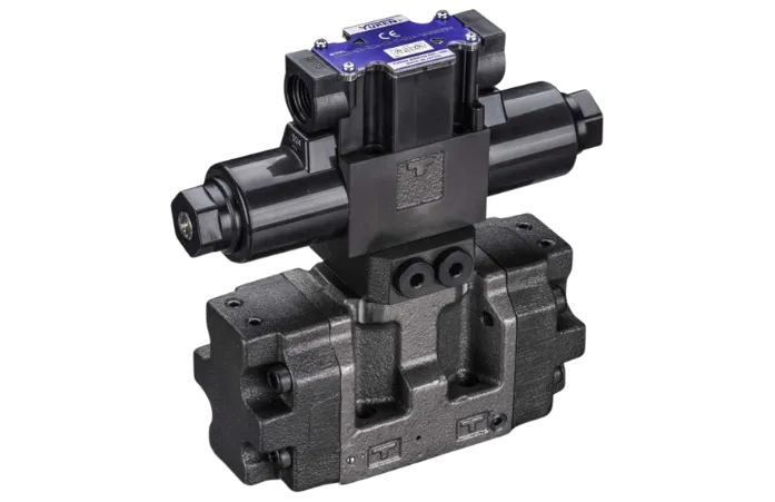 Válvula direccional de la serie DSHG de Yuken, compuesta por una válvula direccional accionada por solenoide y una válvula piloto esclava, utilizada para cambiar la dirección del flujo en circuitos hidráulicos.
